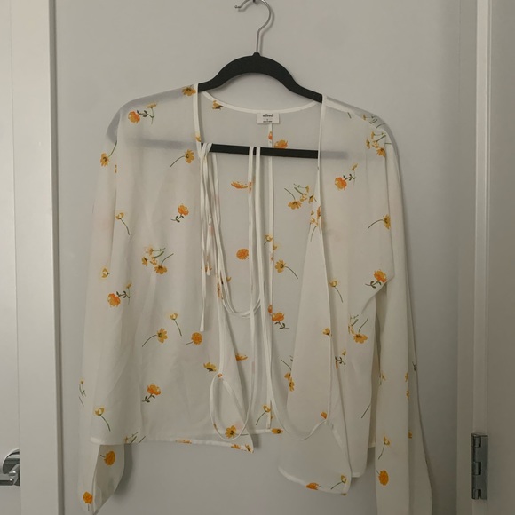 BNWOT Lilia Blouse Aritzia Wilfred Floral Wrap Top - Picture 2 of 3